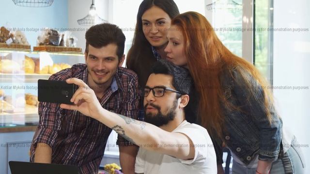 Handsome man talking selfies with his friends at the coffee shop смотреть онлайн