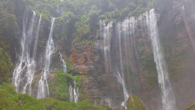 Amazing waterfall with relaxing music. This is the pure power of nature, packed in a single video. смотреть онлайн