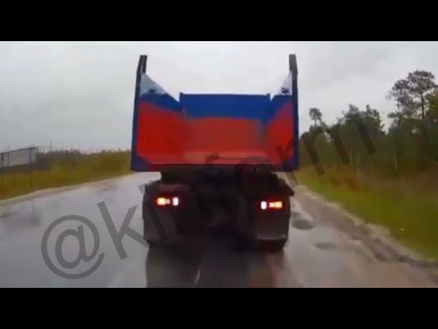 Видеорегистратор снял момент столкновения вахтового автобуса СНГ с самосвалом в Сургутском районе смотреть онлайн