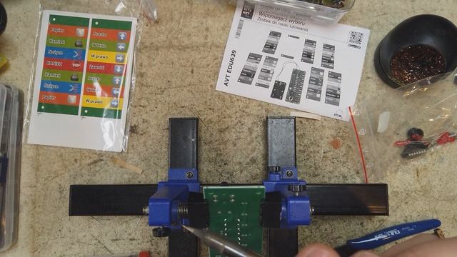 Moja 5 letnia córka lutuje PCB, zestaw od AVT :) - Kurs lutowania смотреть онлайн