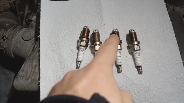 Шкода октавия тур 1.8т белый налёт на свечах! смотреть онлайн