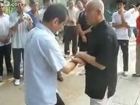 Мастер Ли Чугун, демонстрирует применение Хунчуань