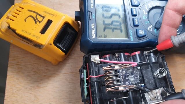 Dewalt Battery not charging fully? this is the answer #powertools #repair #dewalt #powertoolrepair смотреть онлайн