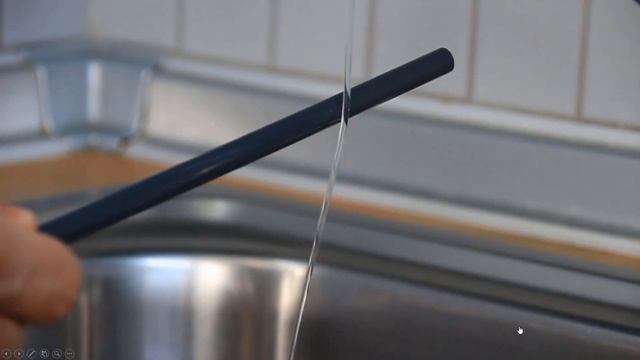 Elektromagnetismus Experiment: elektrostatische Ablenkung eines Wasserstrahls смотреть онлайн