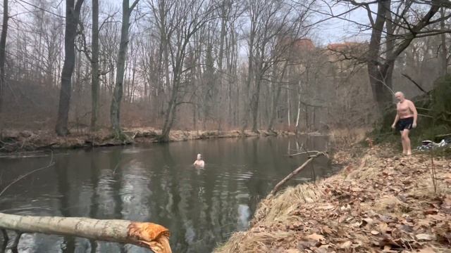 Eisbaden im Fluss am 2.1.2022 #eisbaden #icebath #icebathing смотреть онлайн