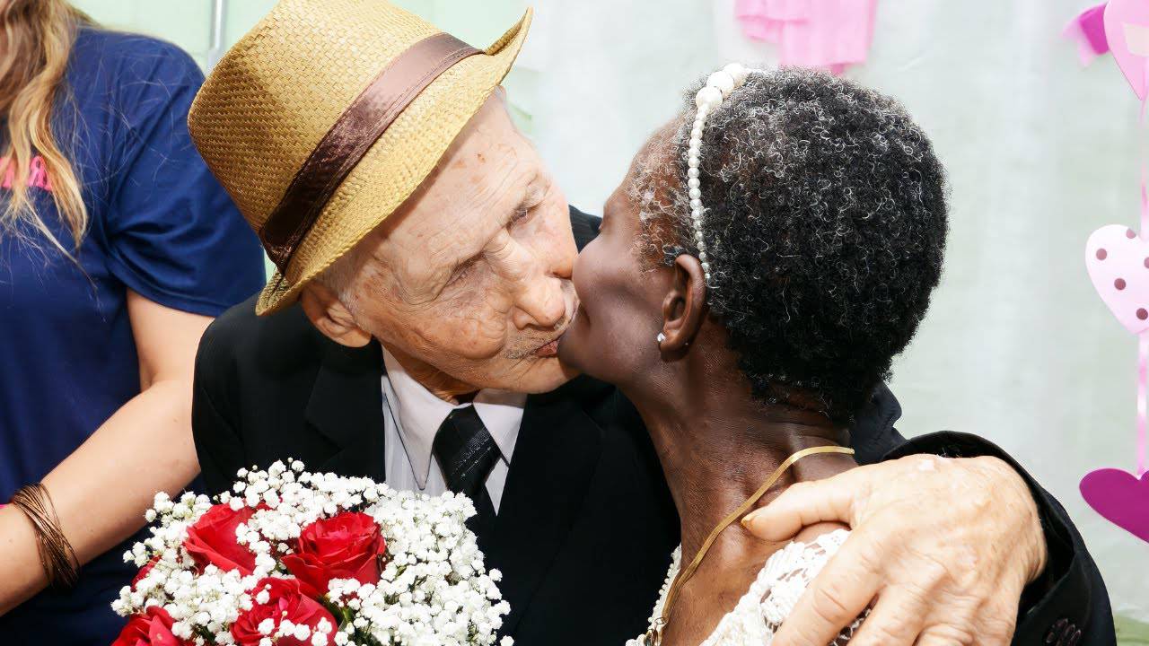 Все СМЕЯЛИСЬ, когда он женился на ЧЕРНОКОЖЕЙ женщине, но теперь они ЖАЛЕЮТ о своем поведении! смотреть онлайн