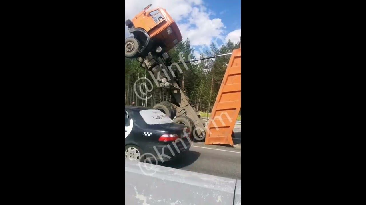 Самосвал протаранил навес с дорожными знаками и встал на дыбы смотреть онлайн