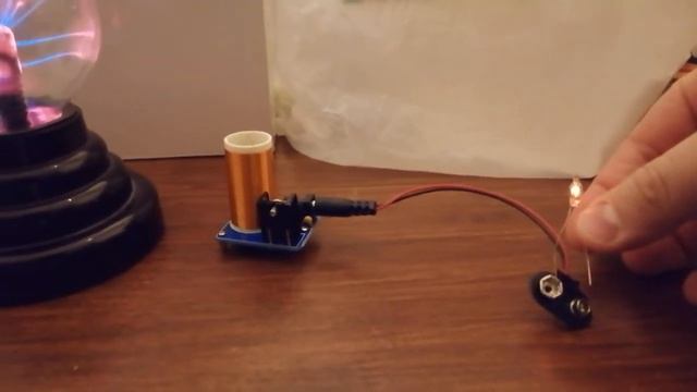 Wireless energy from plasmaball to tesla coil with fluorecent led 6V, 1 Amp, 6 watts, test 0.1 bonu смотреть онлайн