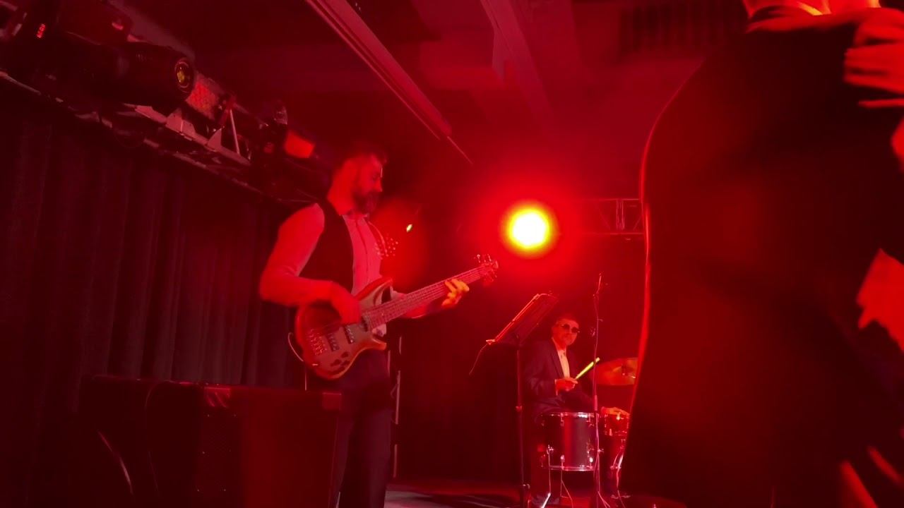 “Jingle bell rock” смотреть онлайн