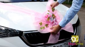 Пример оформления свадебного автомобиля комплектом украшений от DecoDrive.ru