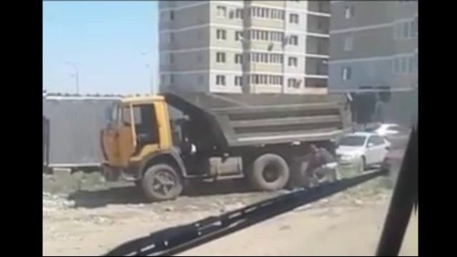 Водитель в одиночку завёл КАМАЗ с толкача смотреть онлайн
