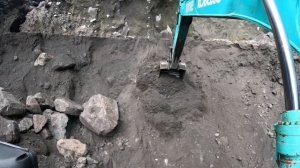 строительство, экскаватор кобелко копает песок