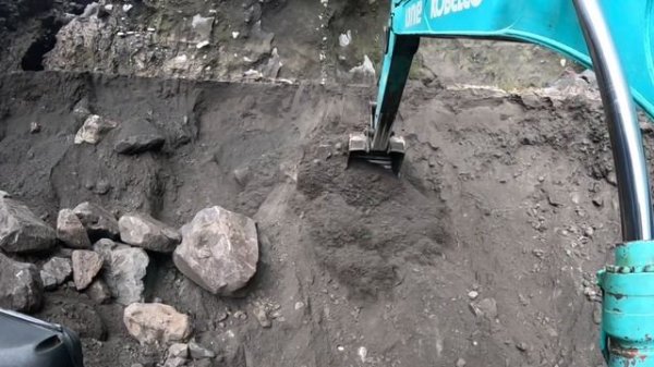 строительство, экскаватор кобелко копает песок