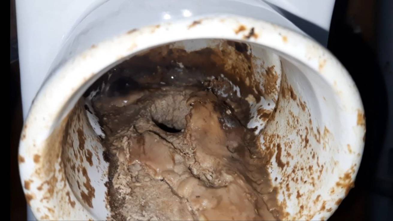 Засор в унитазе солями из воды