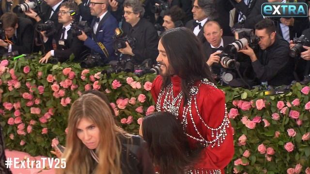 Jared Leto Carries His Own Head on the 2019 Met Gala Red Carpet смотреть онлайн