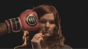 Боксерский удар и лица разных людей в замедленной съемке