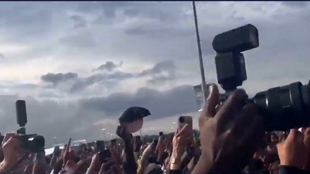 Cardi b performing shake it at hot 97 summer jam festival stage during drewski and friends set смотреть онлайн