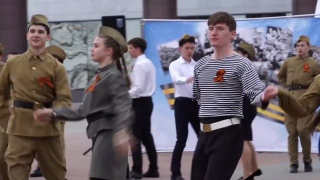 08.05.2018 В вальсе Победы закружилось более 50 сахалинских пар смотреть онлайн