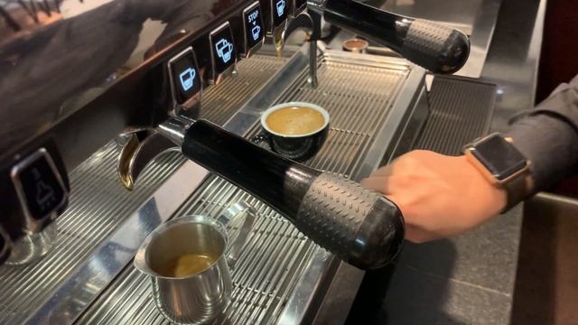 Cafe Vlog EP.977 | Double Espresso & Iced Caffe Latte | Barista skills | Cafe Shop смотреть онлайн