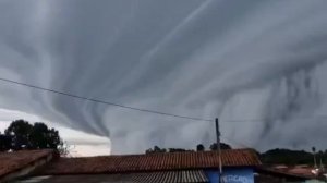 Огромная грозовая туча накрывает бразильские города, создавая ужасающие эффекты.