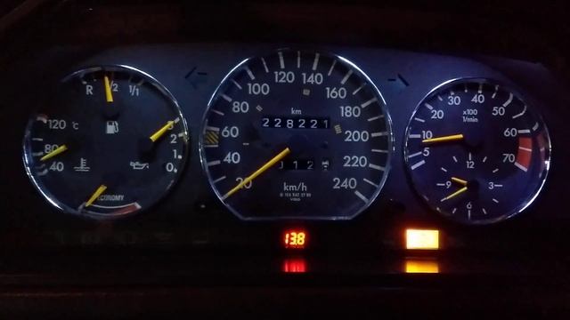 Mercedes 260E dashboard with LED illumination and digital voltmeter. смотреть онлайн