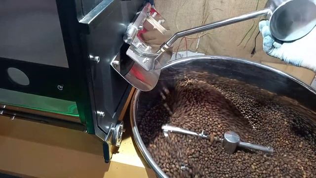 ra lò mẻ rang cà phê culi robusta|Roasting Vietnam Coffee Robusta peaberry смотреть онлайн