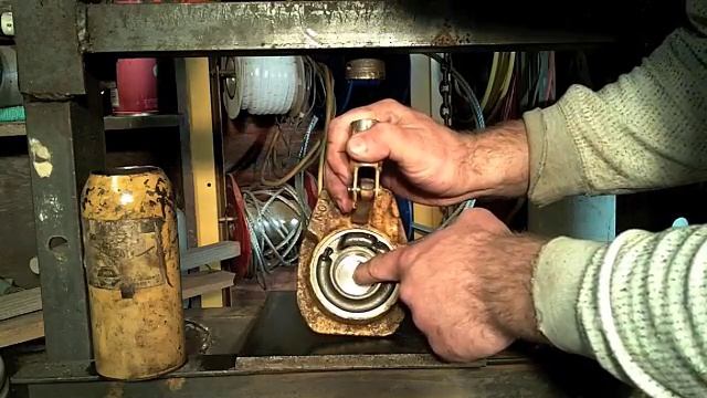 Adding Pressure Gauge To A Bottle Jack.