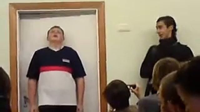 Училка заставила петь учеников за опоздание смотреть онлайн