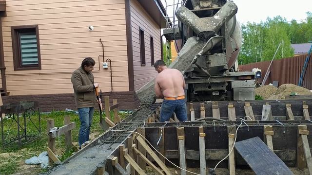 фундамент ТИСЭ. Заливаем фундамент ТИСЭ или хороший бетон по желобу не потечет. смотреть онлайн