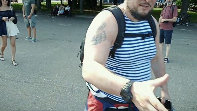 Прибыл 2 августа в парк Горького, красота и много десантников смотреть онлайн