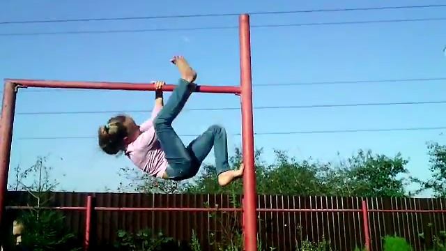 Как залезть на турник смотреть онлайн