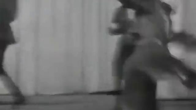 Думали, что это яблочко, да на тарелочке А вот фиг вам! смотреть онлайн