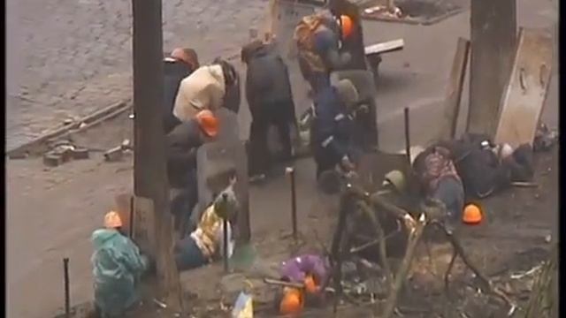стрельба в Киеве по протестующим ведётся боевиками в спину 20 02 2014 смотреть онлайн