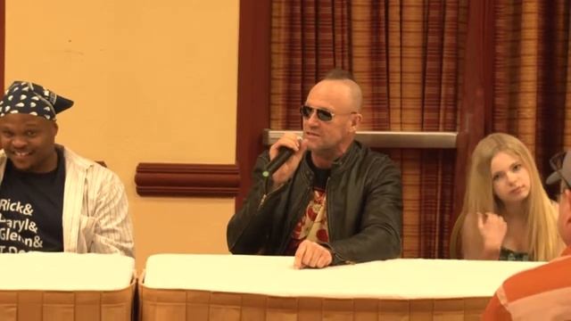 Centex Toy and Comic Expo Walking Dead Panel with Michael Rooker IronE Singleton смотреть онлайн