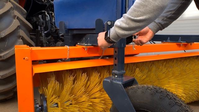 Отвал и коммунальная щётка на трактор ULAN-RT 604 ( YTO 604) смотреть онлайн