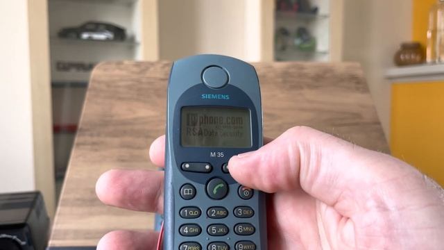 Harms telefoonlijst aflevering 4: Siemens M35i, bekend van de Postbank spaaractie. смотреть онлайн