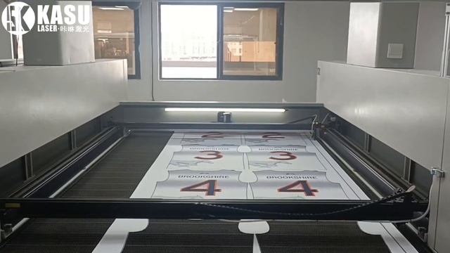Large Laser Cutter - KASU large laser cutting machine is cutting digital printed sportswear смотреть онлайн