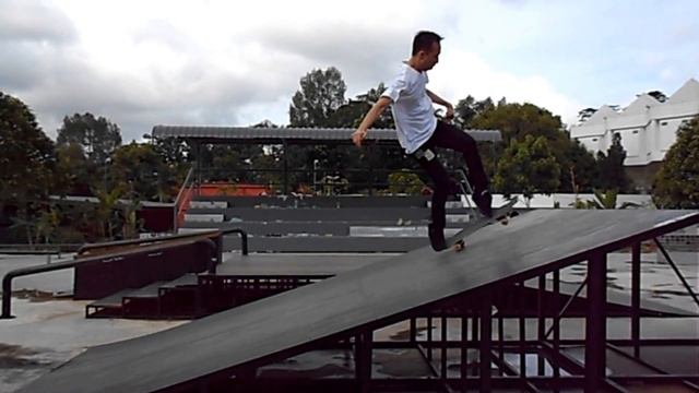 360 Flip To Fakie On Bank By Watt Ngumbang смотреть онлайн