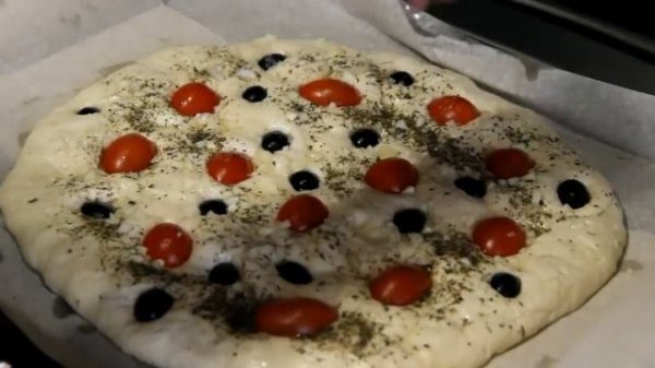 Лепешка с томатами, маслинами и чесноком (Ну,очень вкусная !)