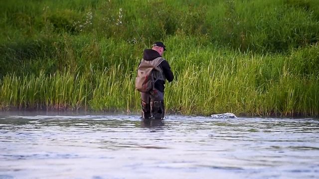 Лодка против берега на голавлевой реке