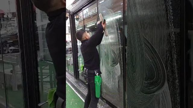 Профессиональное мытьё окон. Стамбул смотреть онлайн