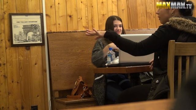 Coffee Shop Prank - Rude Girl Unplugs Chargers смотреть онлайн