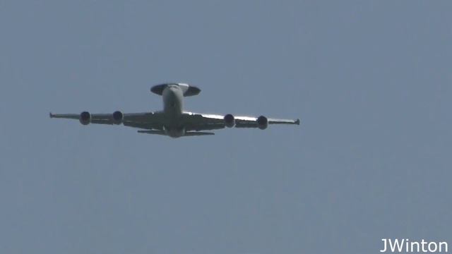(4K) RAF E-3 Sentry AWACS low-approach at Newcastle Airport смотреть онлайн