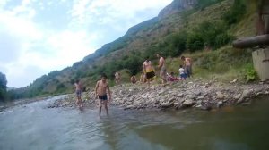 КУПАЕМСЯ В РЕЧКЕ! 1