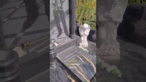 Это не святой, чтобы ставить ему такой памятник