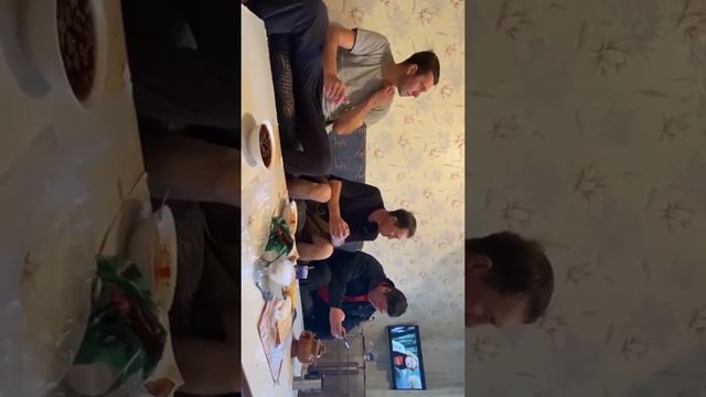 Ринат и Дима кушают борщ 👍 смотреть онлайн