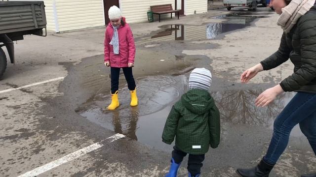 любимое занятие детства - по лужам бегать смотреть онлайн