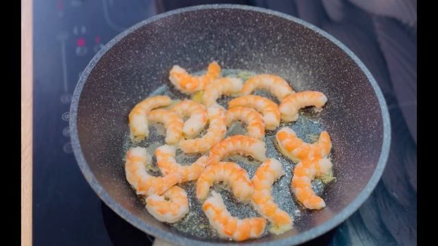 Нежная паста с креветками в сливочно-чесночном соусе #shorts смотреть онлайн