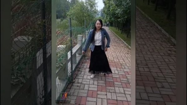 polio women life short leg Walking with one crutch #polio #polio_woman