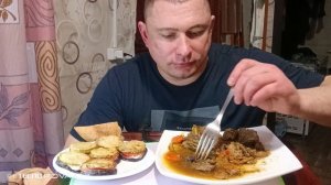 мукбанг/обжор/тушёная говядина с овощами,чесночными стрелками, жареные баклажаны,тёщин язык/